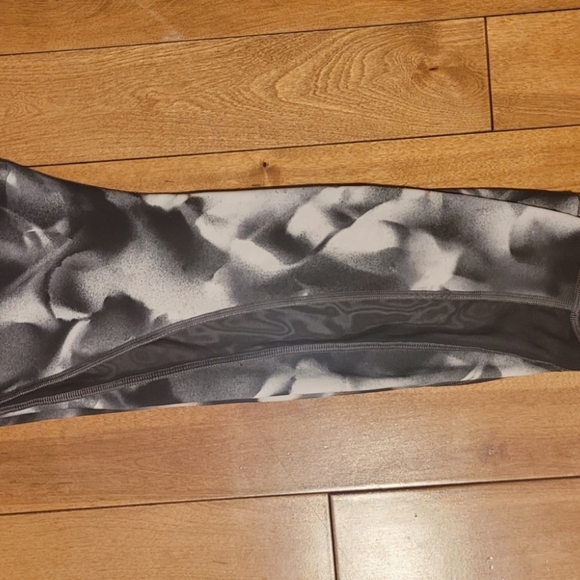 Lululemon runner leggings size 8 - Picture 2 of 4